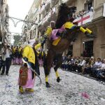 Momento de la entrada del Capitán Moro de la filá Judios en las fiestas de Moros y Cristianos de Alcoy
