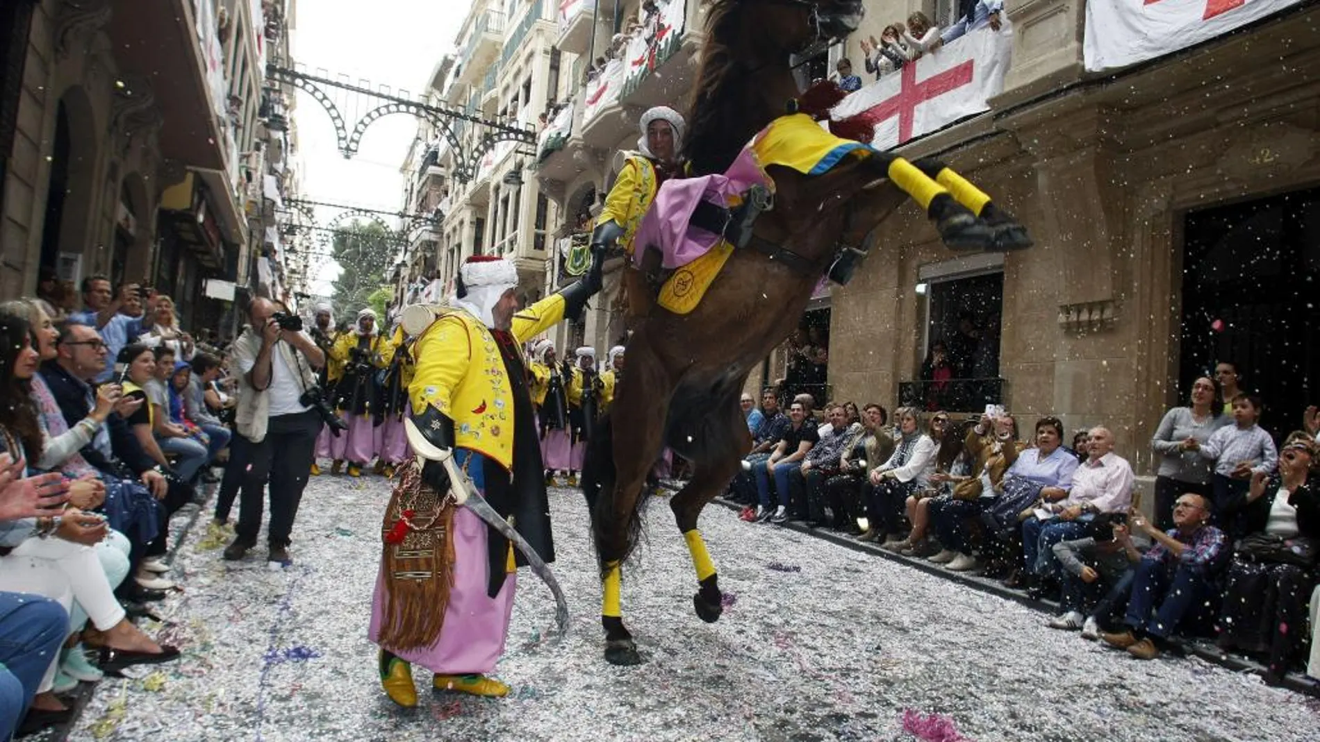 Momento de la entrada del Capitán Moro de la filá Judios en las fiestas de Moros y Cristianos de Alcoy