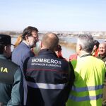 Mariano Rajoy, con los servicios de emergencias y cuerpos de seguridad que han participado en las tareas de rescate.