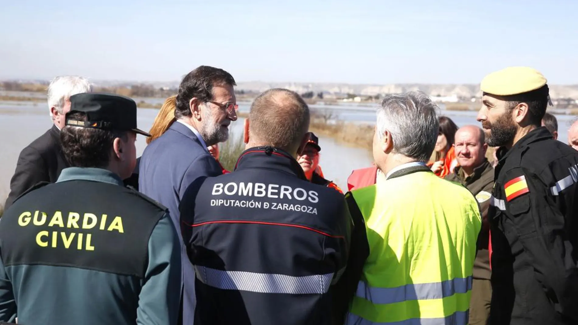 Mariano Rajoy, con los servicios de emergencias y cuerpos de seguridad que han participado en las tareas de rescate.