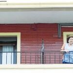 La madre de Usabiaga, que vive junto a su hermana gemela en Lasarte, no necesitaría de su hijo para cuidarla, según los vecinos