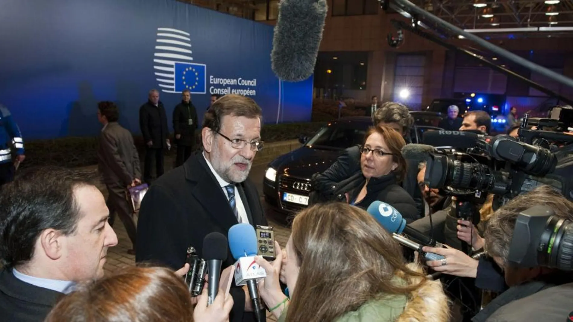 El presidente del Gobierno, Mariano Rajoy, atiende a la prensa tras la reunión del Consejo Europeo que se ha celebrado en Bruselas.