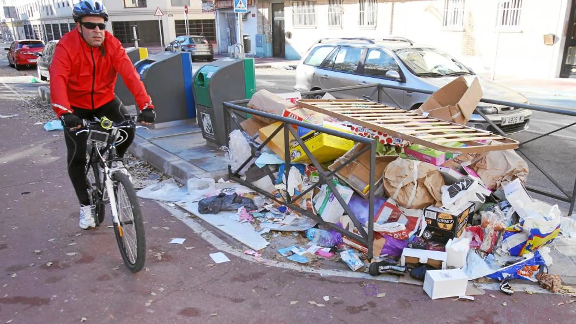 Los trabajadores no recogen las basuras, que se acumularon todo el fin de semana en los puntos limpios municipales