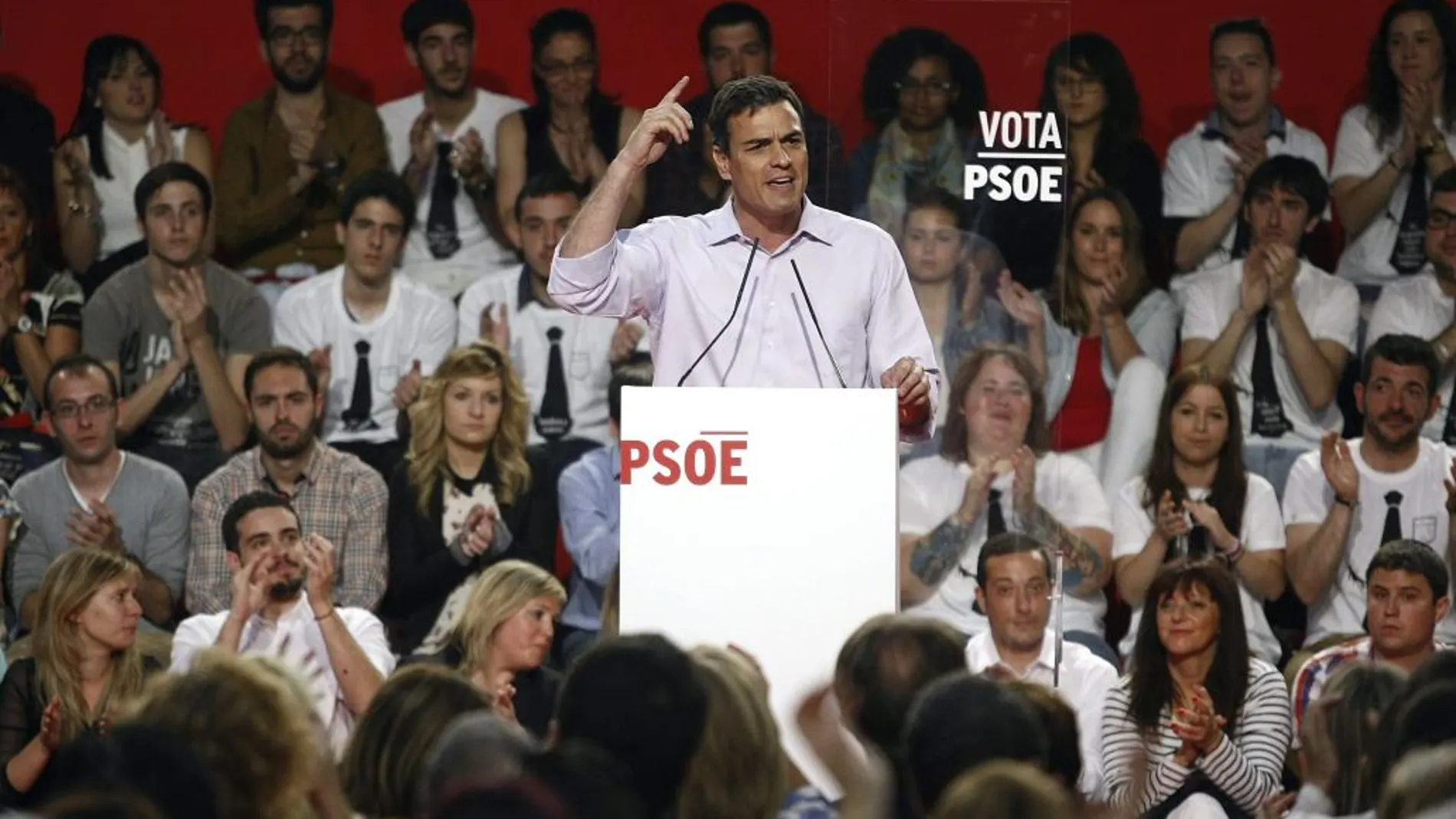 El secretario general del PSOE, Pedro Sánchez, durante su intervención hoy en el acto central de campaña de los socialistas aragoneses celebrado en Zaragoza.