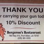 Un restaurante ofrece descuentos a los clientes que lleven un arma