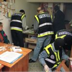 Miembros del Cuerpo Nacional de Policía registran una de las sedes de Haika