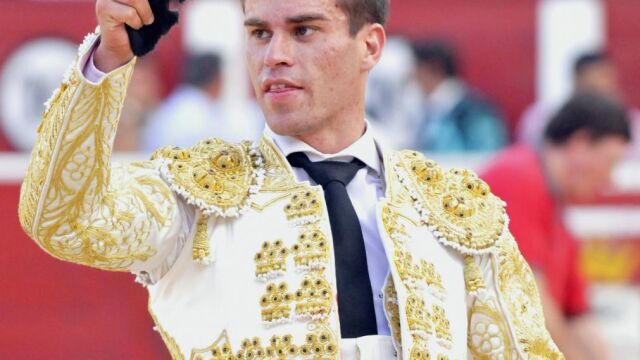 Rubén Pinar, feliz, con la oreja del tercer toro de Victorino Martín de la tarde