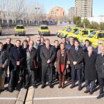 El consejero de Fomento y Medio Ambiente, Antonio Silván, junto con los alcaldes que van a recibir los vehículos de Protección Civil