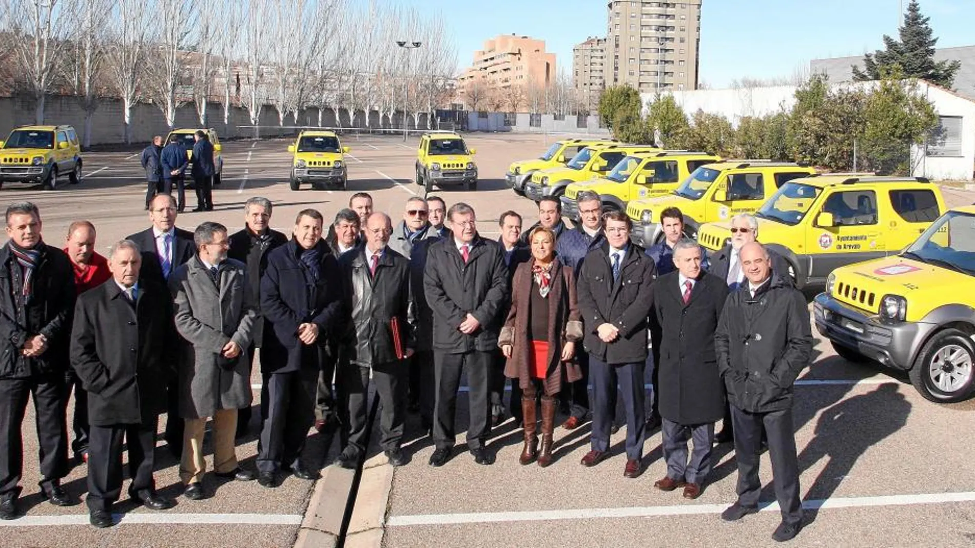 El consejero de Fomento y Medio Ambiente, Antonio Silván, junto con los alcaldes que van a recibir los vehículos de Protección Civil