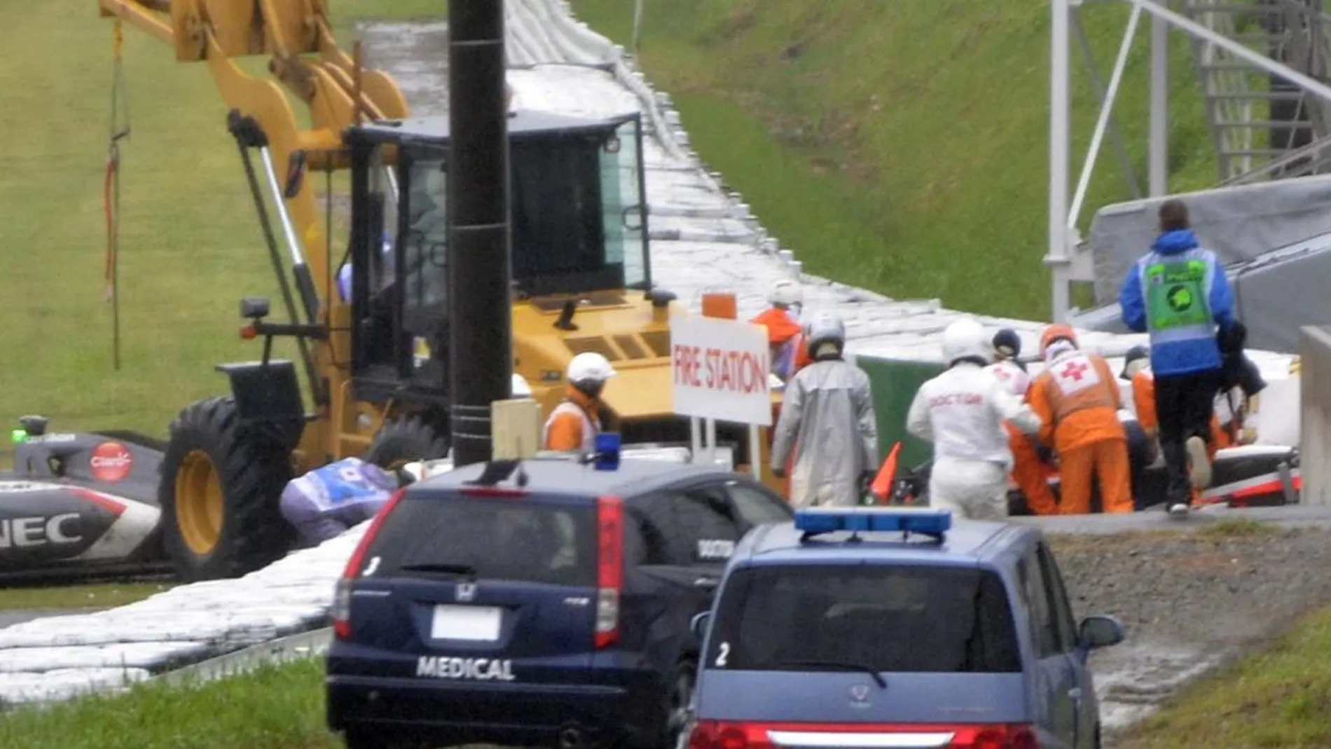 Imagen del rescate de Jules Bianchi tras empotrarse con la grúa que sacaba del circuito el monoplaza de Sutil