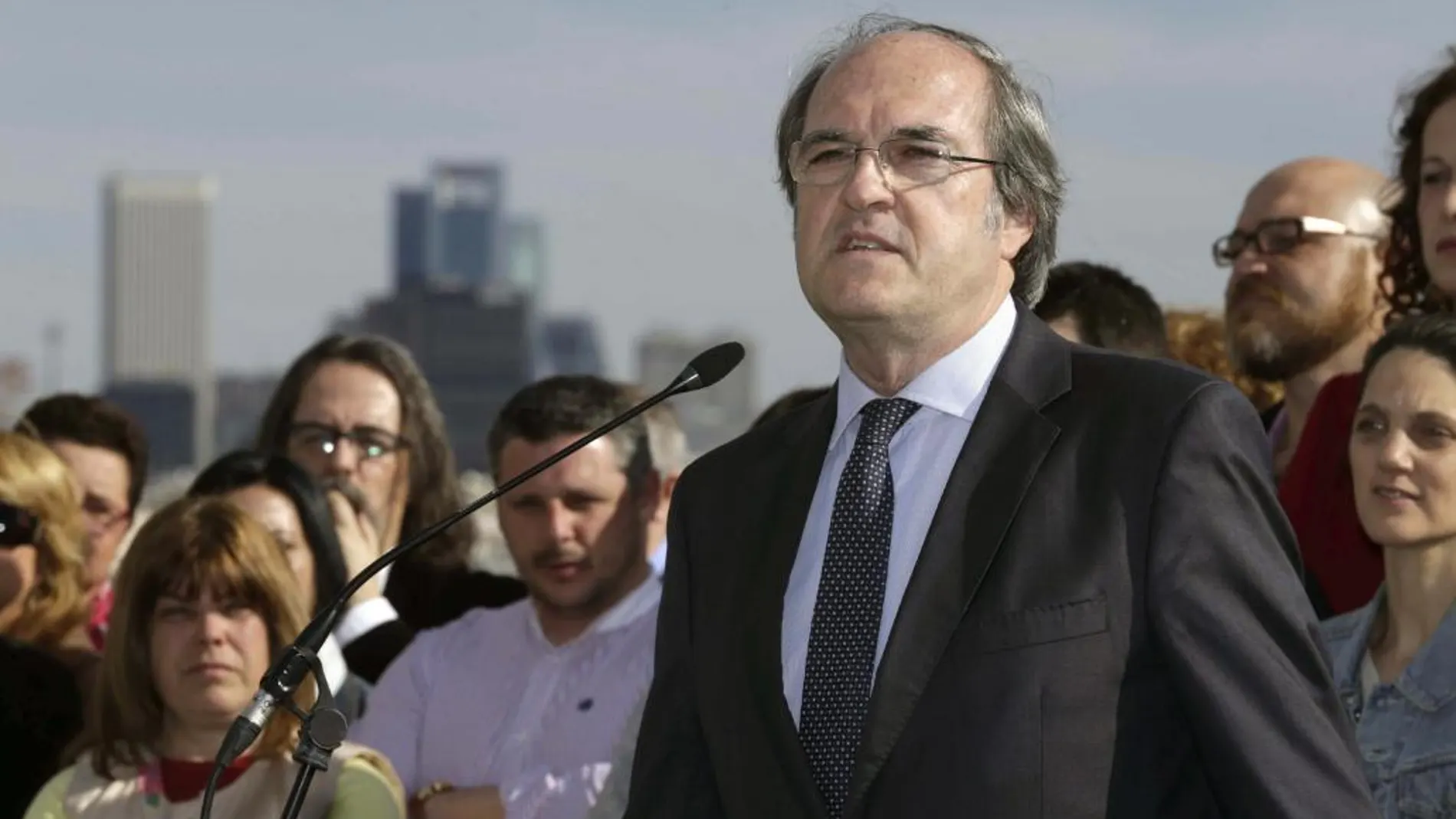 Ángel Gabilondo durante el acto celebrado hoy en la terraza del Circulo de Bellas Artes en el que ha presentado a los miembros de la candidatura del PSM-PSOE