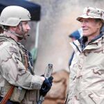 Bradley Cooper (izda.) da vida al sargento Chris Kyle en la película de Eastwood (dcha.)
