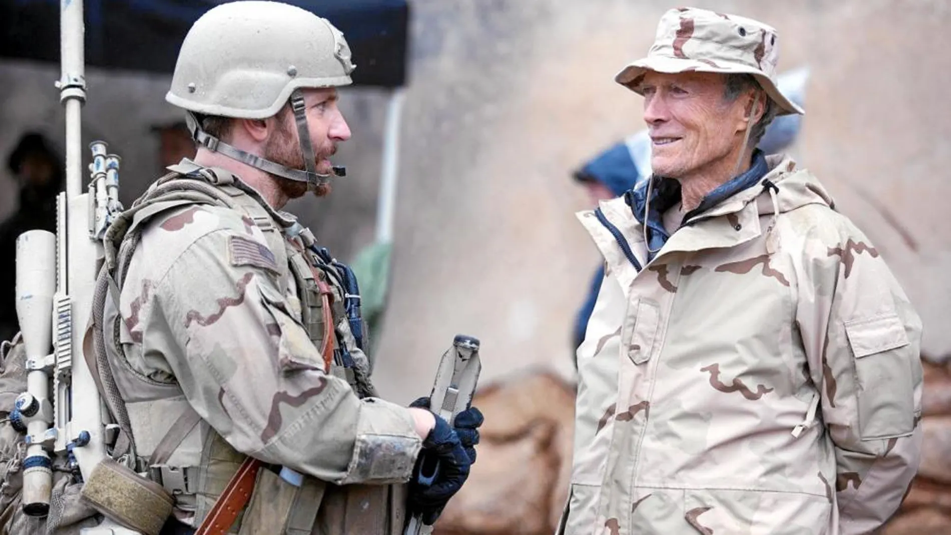 Bradley Cooper (izda.) da vida al sargento Chris Kyle en la película de Eastwood (dcha.)