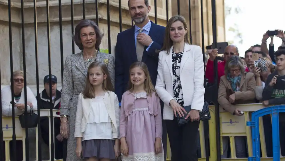 Los Reyes Felipe y Letizia, sus hijas, la princesa Leonor y la infanta Sofía, y la Reina Sofíaa su llegada a la catedral.