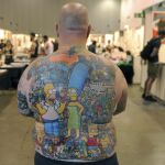 Michael Baxter muestra su espalda tatuada con personajes de Los Simpsons