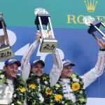 El equipo Porsche, en el podio de Le Mans.