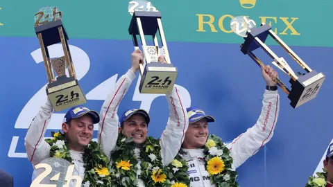 El equipo Porsche, en el podio de Le Mans.