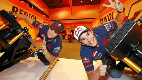 Dani y Márquez, en el simulador del equipo Repsol Honda