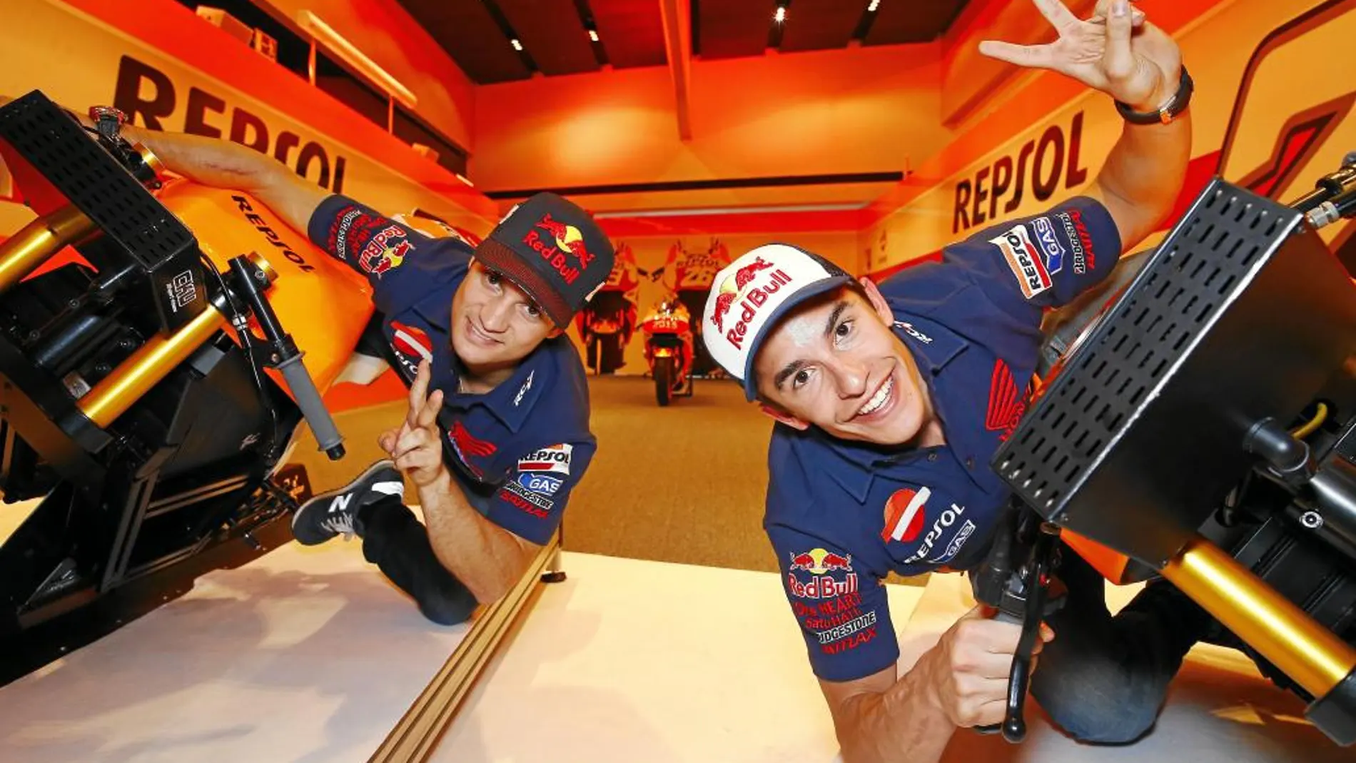Dani y Márquez, en el simulador del equipo Repsol Honda