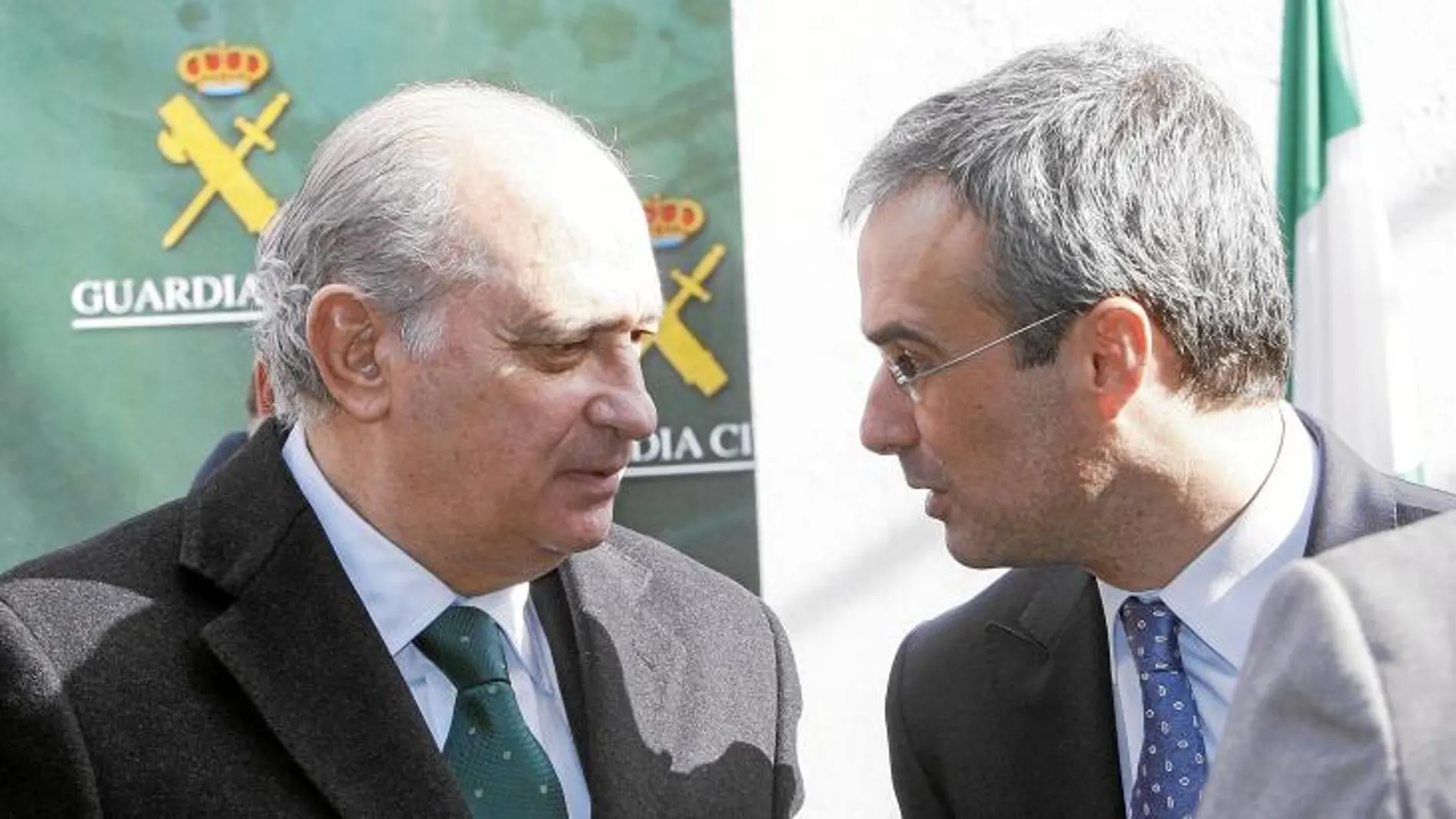 El ministro Jorge Fernández Díaz y José Manuel Lara García, ayer, en El Pedroso (Sevilla)