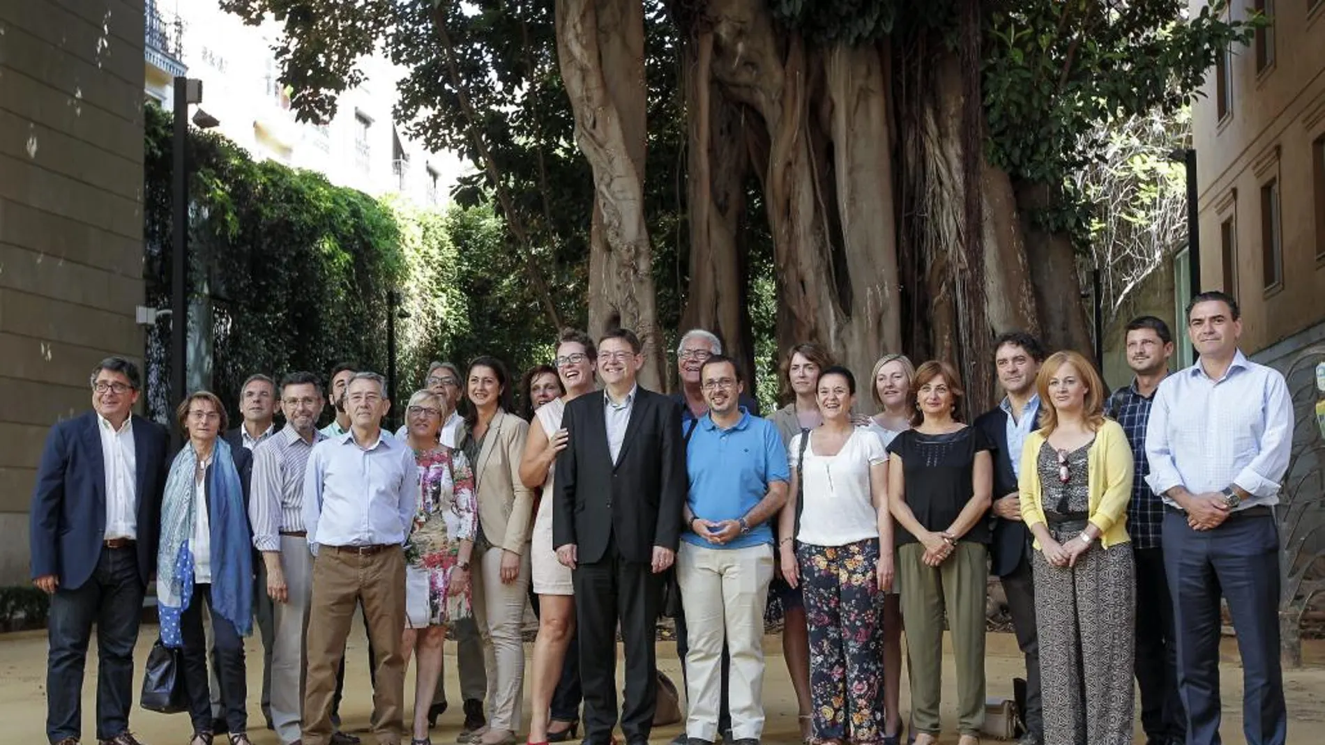 El candidato socialista a la Presidencia de la Generalitat y secretario general del PSPV-PSOE, Ximo Puig (centro), posa para los medios gráficos con los diputados del prupo parlamentario socalista de Les Cortes Valencianes