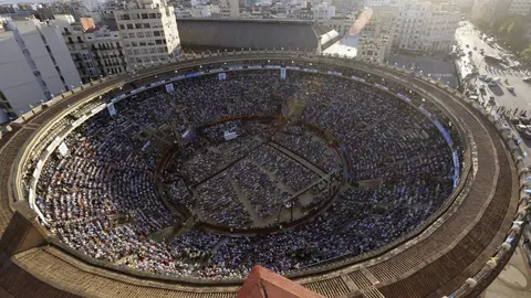 Vista aérea de la plaza de toros de Valencia, donde esta tarde ha dado un mitin el presidente del Gobierno y del PP, Mariano Rajoy, junto al presidente de la Comunidad, Alberto Fabra, y la alcaldesa de la ciudad, Rita Barberá.