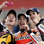 «Selfie» de los tres campeones del mundo de motociclismo 2014