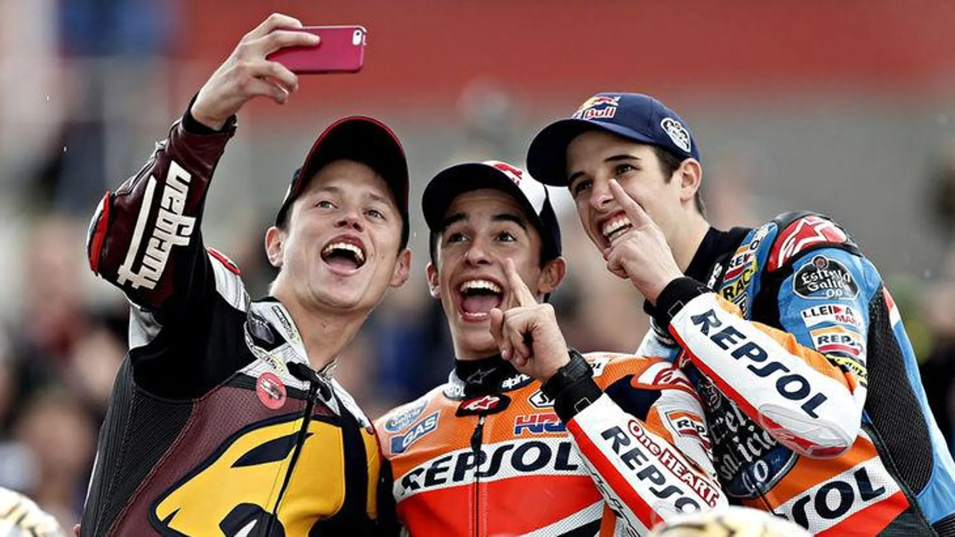 «Selfie» de los tres campeones del mundo de motociclismo 2014