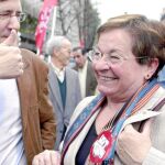La socialista Esther Cabezudo se salvó porque cambió de acera en su ruta al trabajo. En la imagen, con Patxi López