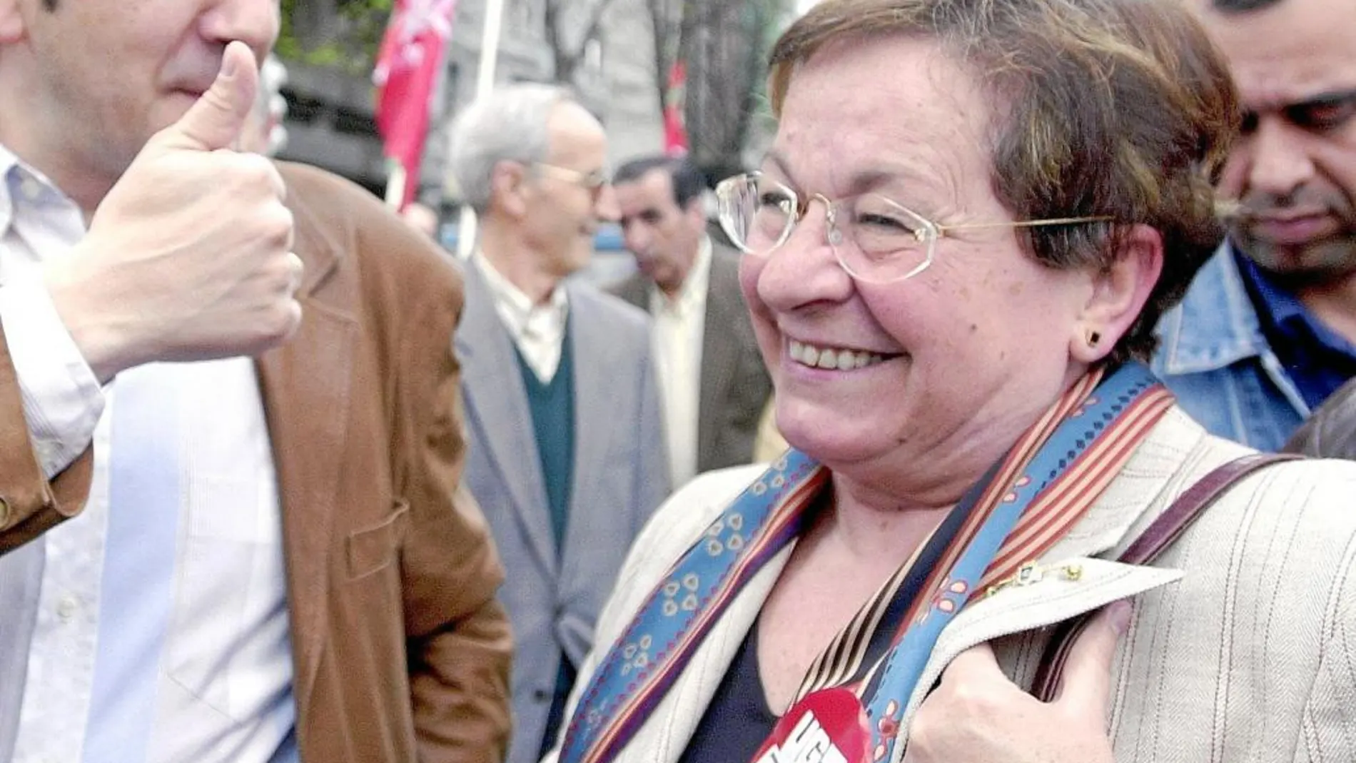 La socialista Esther Cabezudo se salvó porque cambió de acera en su ruta al trabajo. En la imagen, con Patxi López