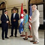 El canciller de Cuba, Bruno Rodríguez (i), conversa con los senadores estadounidenses Jeff Flake (2i), Susan Collins (2d), y Pat Roberts (d) hoy, sábado 13 de junio de 2015, en La Habana (Cuba).