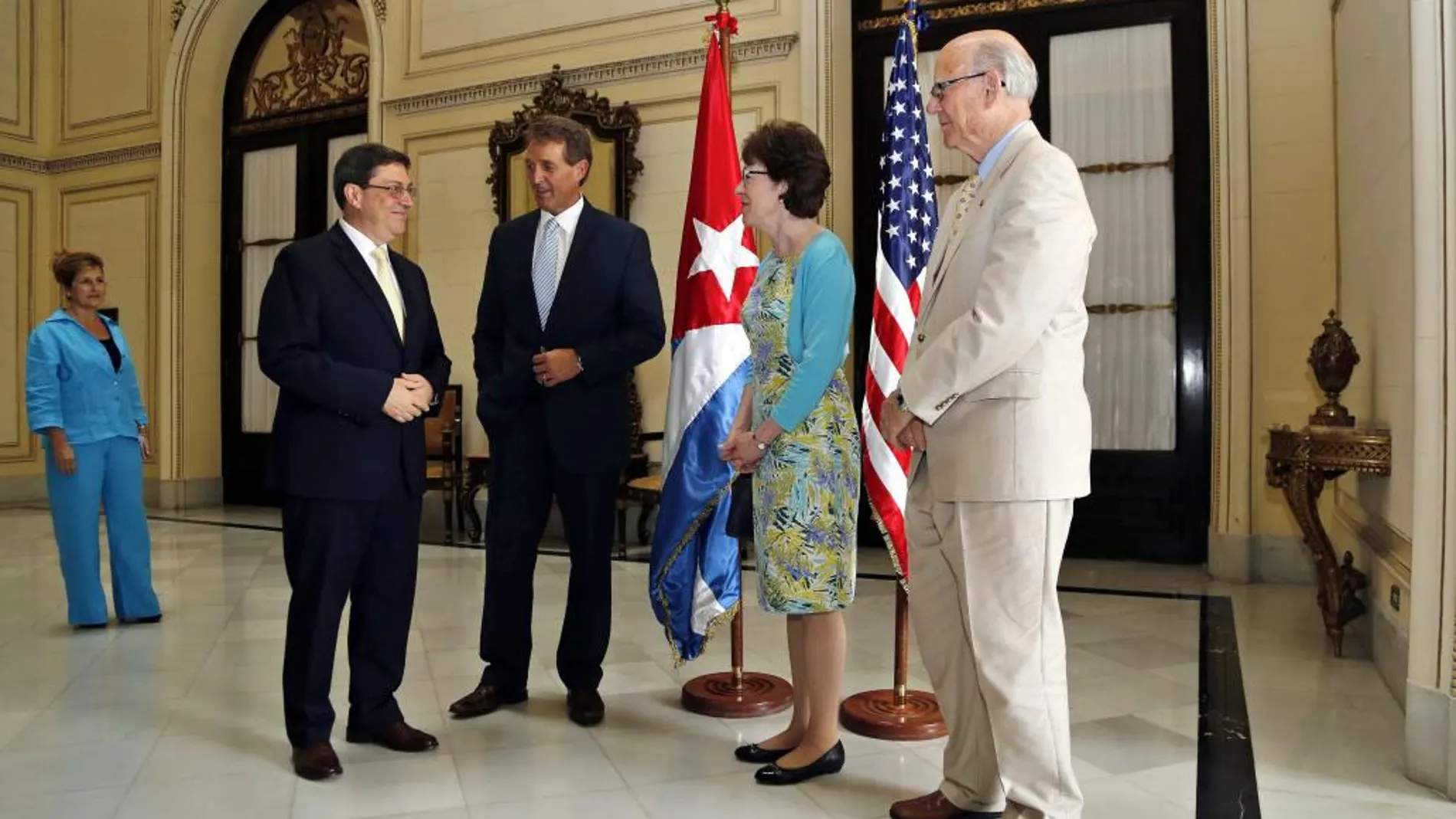 El canciller de Cuba, Bruno Rodríguez (i), conversa con los senadores estadounidenses Jeff Flake (2i), Susan Collins (2d), y Pat Roberts (d) hoy, sábado 13 de junio de 2015, en La Habana (Cuba).