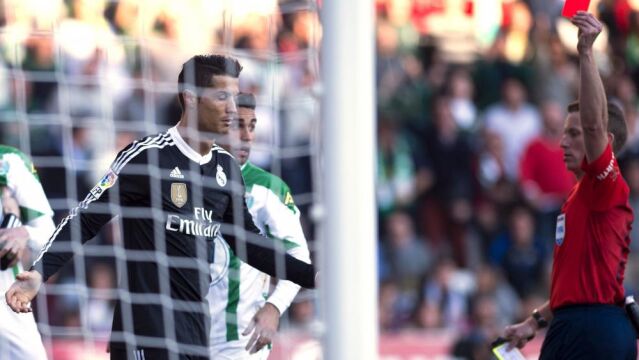 El árbitro Ángel José Hernández Hernández muestra la tarjeta roja a Cristiano Ronaldo.