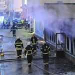 Los bomberos tratan de sofocar el fuego que se ha producido en el sótano de una mezquita en Eskilstuna