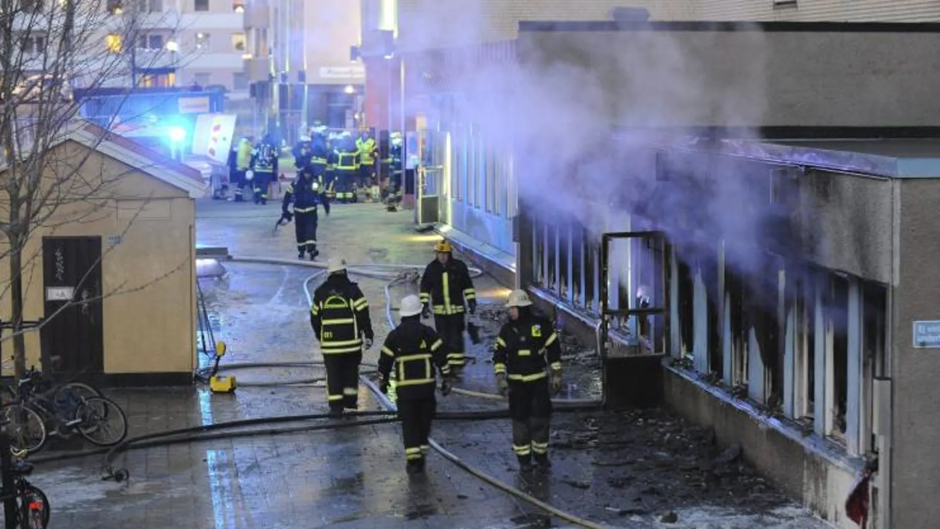 Los bomberos tratan de sofocar el fuego que se ha producido en el sótano de una mezquita en Eskilstuna