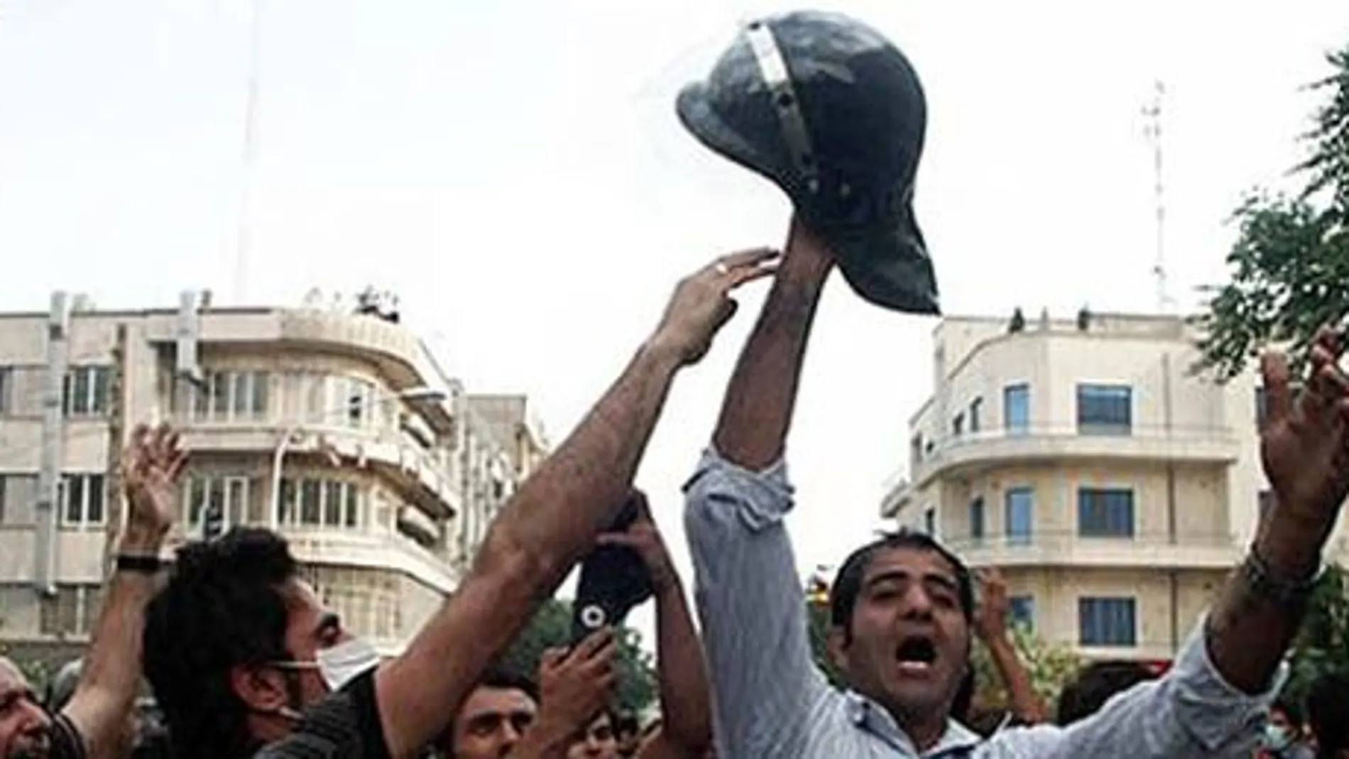 Al menos 17 opositores muertos en Teherán: Ahmadineyad exige a Obama y Brown que no interfieran
