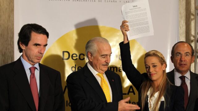 De izquierda a derecha, José María Aznar, el expresidente de Colombia, Andrés Pastrana, la esposa del opositor venezolano preso, Leopoldo López, Lilian Tintori, y el expresidente de México, Felipe Calderón.