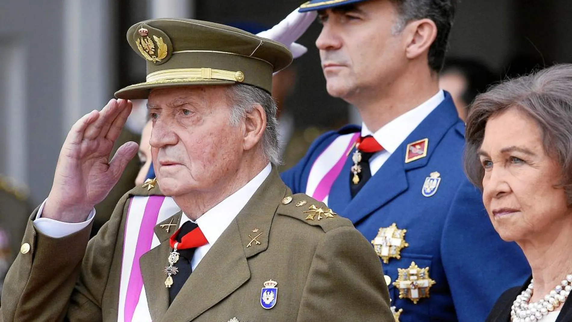 El Rey Don Juan Carlos junto a su hijo, Felipe VI, en la Pascua Militar de 2014, donde se gestó su decisión de abdicar
