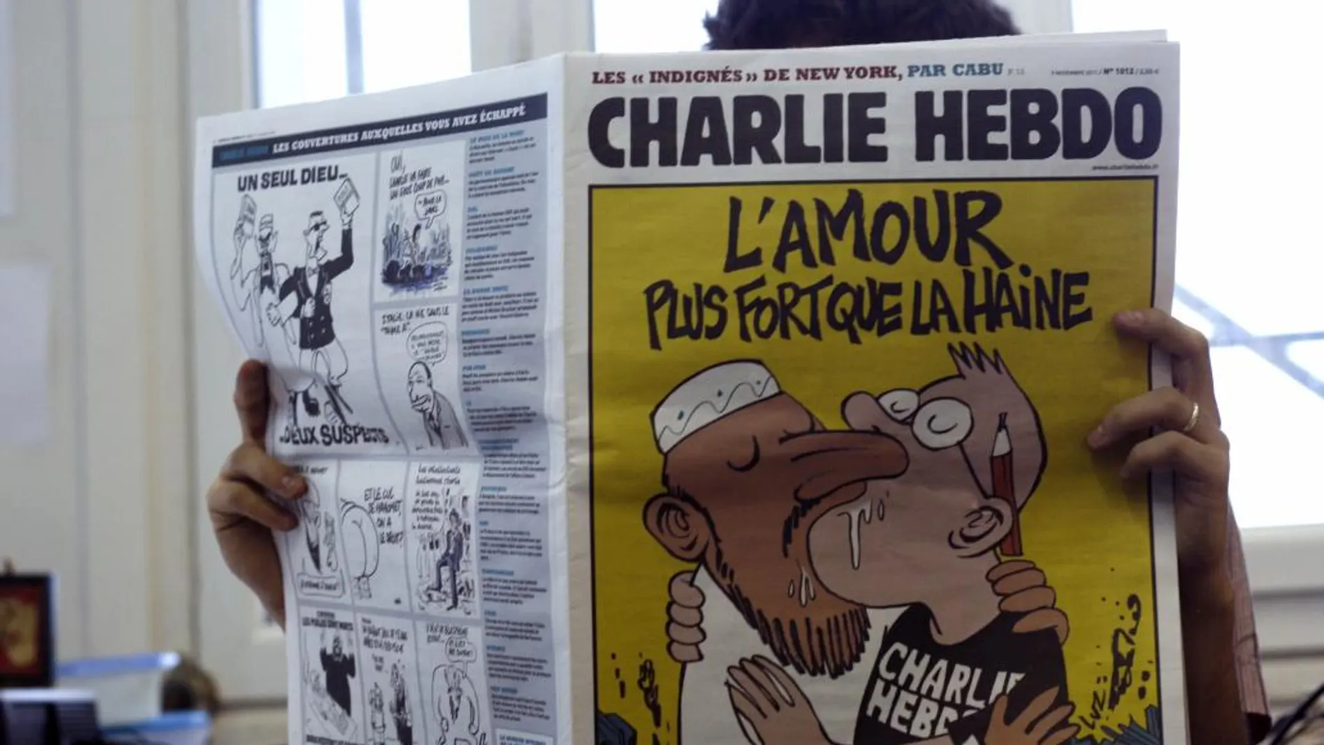Imagen de archivo del semanario satírico "Charlie Hebdo", con una portada en la que un musulmán y un dibujante se funden en un beso homosexual bajo el titular: "El amor es más fuerte que el odio". 10/11/2011