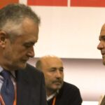 Los expresidentes de la Junta de Andalucía José Antonio Griñán (i) y Manuel Chaves (d)