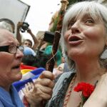 Dolors Sabater (d), de Guanyem Badalona en Comú (CUP y Podemos), tras ser proclamada hoy nueva alcaldesa de Badalona, en 2015