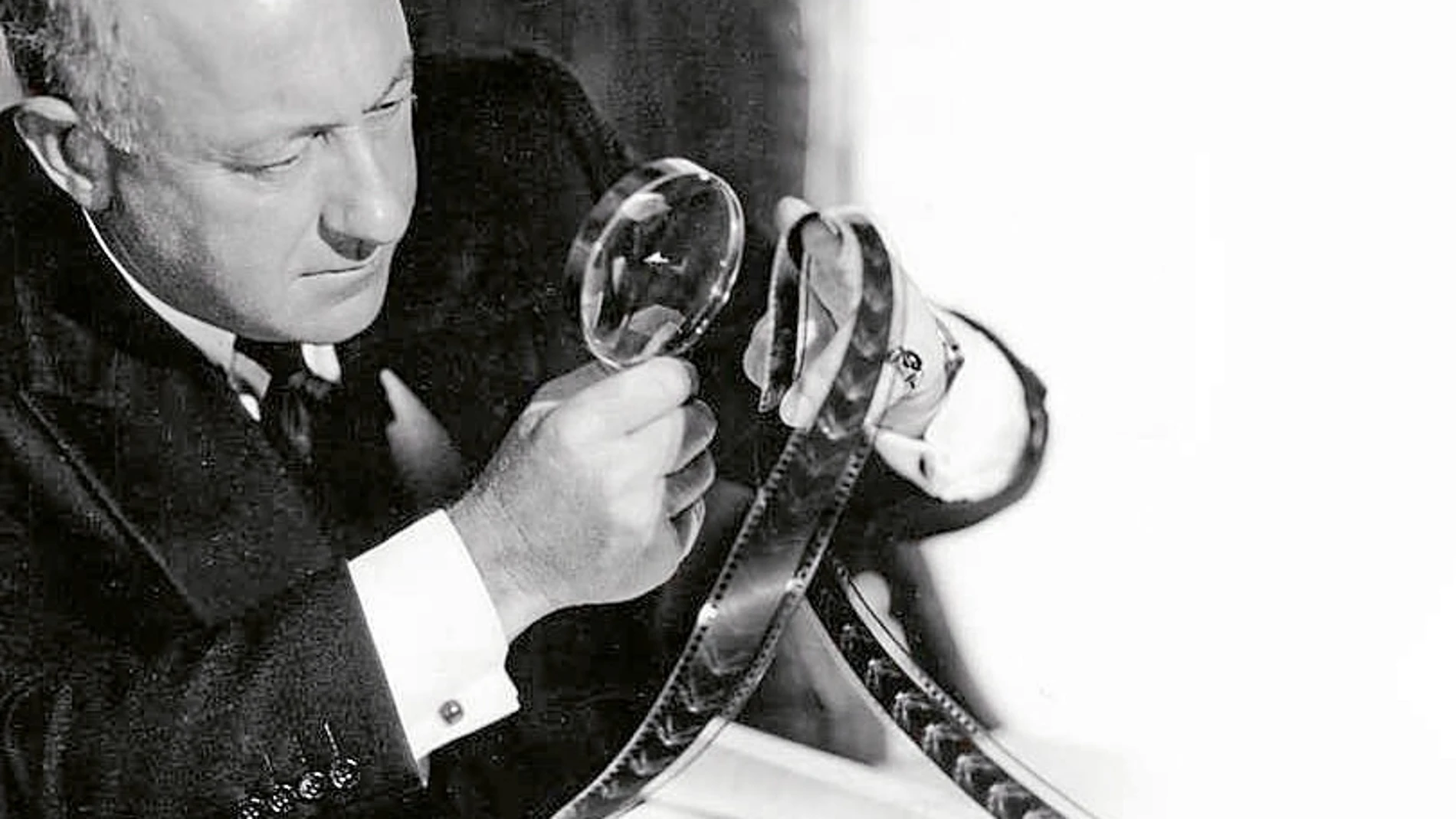 Cecil B. DeMille rodó setenta películas en cuarenta años. En la imagen, revisando un rollo de «Cleopatra»