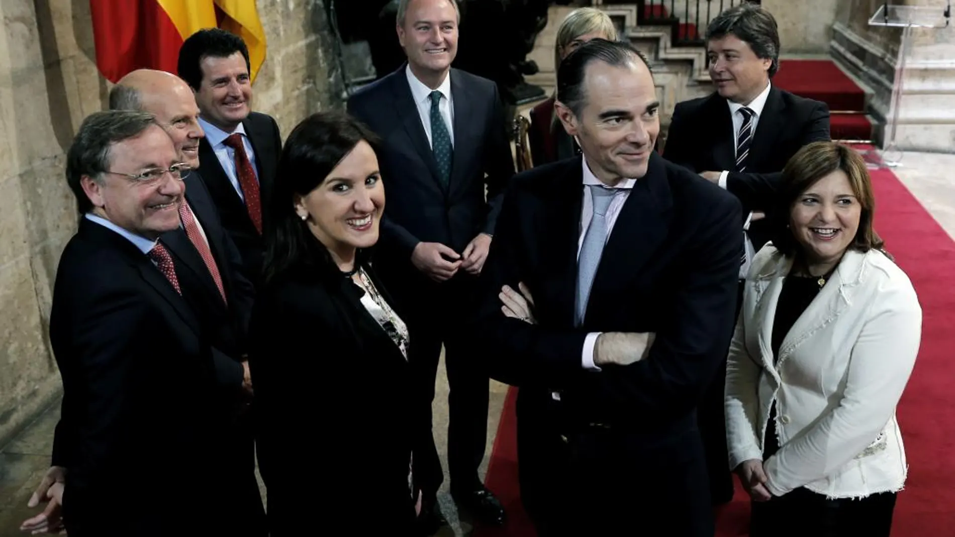 El president de la Generalitat Valenciana, Alberto Fabra (c) , junto a los miembros de su Gobierno, tras firmar el decreto de disolución de Les Corts Valencianes y la convocatoria de elecciones autonómicas