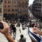 Dos carabineros italianos patrullan en la famosa Plaza de España de Roma
