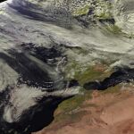 Imagen tomada por el satélite Meteosat que prevé para mañana domingo nevadas en zonas relativamente bajas de la mitad norte peninsular.