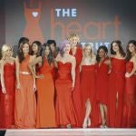 Vista general de las mujeres celebridades que desfilaron en pasarela hoy, miércoles 6 de febrero de 2013, en el show "Desfile del Vestido Rojo", en Nueva York (EEUU), para llamar la atención sobre la alta incidencia de las enfermedades cardiovasculares en la mujer.