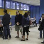 Varias personas hacen cola para depositar su voto en la apertura del colegio electoral en el CEIP Virgen del Portillo en Madrid, al inicio de la jornada electoral que se celebra hoy.