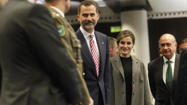 Los Reyes de España, Felipe VI y Letizia, con el ministro de Interior, Jorge Fernández Díaz,a su llegada hoy a la entrega de las XXXIII edición de las becas de la Obra Social de La Caixa