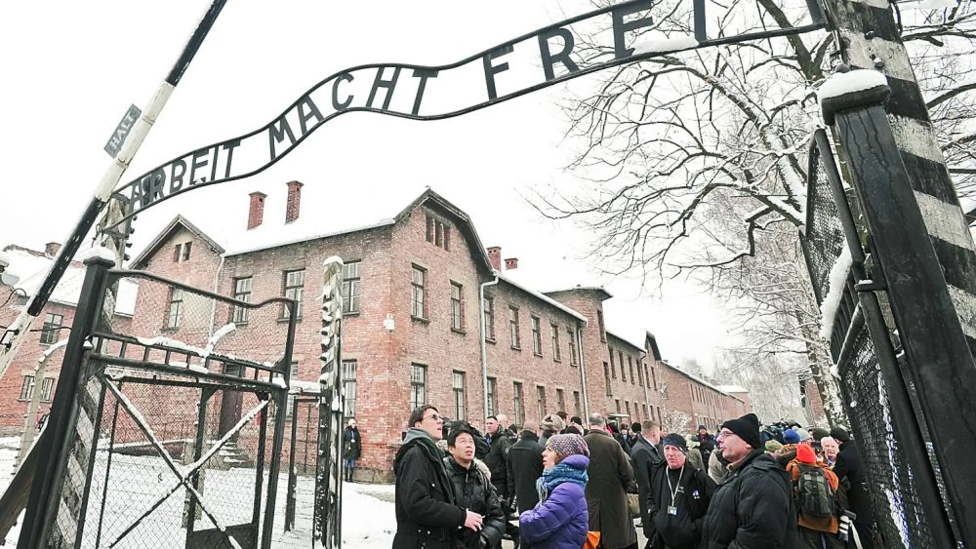 Las frases del horror El letrero que da la «bienvenida» en Auschwitz ha quedado en la simboligía del Holocausto