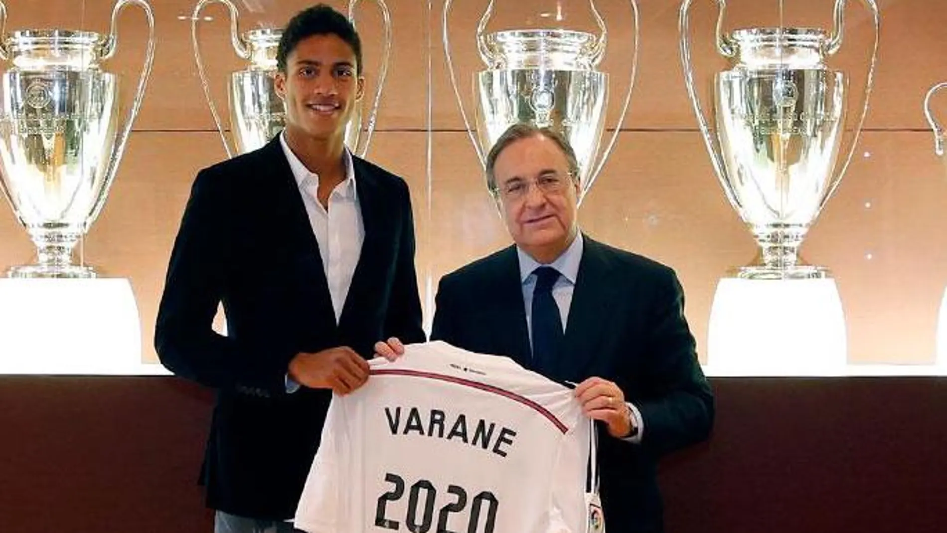 Raphael Varane selló esta mañana con Florentino Pérez un nuevo contrato